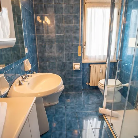 Lägenhet Guesthost - Balcony With Parking