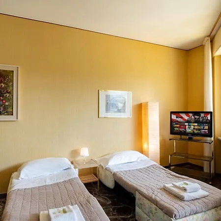 Guesthost - Balcony With Parking Lägenhet *