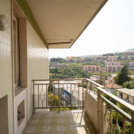 Guesthost - Balcony With Parking