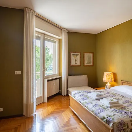 Guesthost - Balcony With Parking Daire