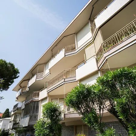 Guesthost - Balcony With Parking Daire